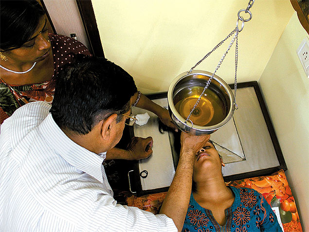 O mdico Subhash Trivedi aplica o tratamento emsua clnica em Ahmedabad, na ndia