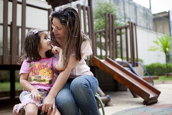 A blogueira Loreta Berezutchi com a filha caula, Catarina, 3, no playground do condomnio onde moram, em So Paulo