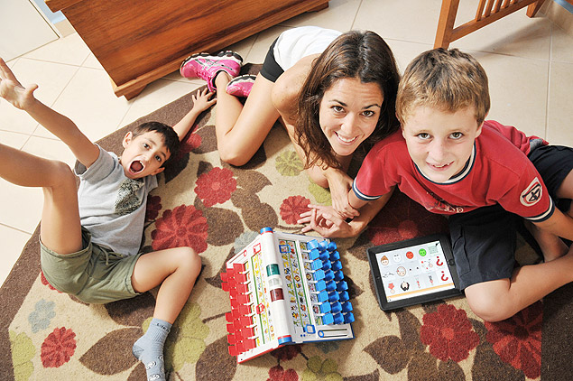 Marie Dorion,39, e os filhos Luis (à esq.), 7, e Pedro, 9, em sua casa em Jundiaí, SP