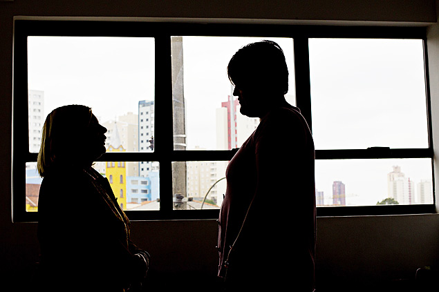 As ex-alcoólatras Sueli, 46, à esquerda, e Joyce, 49, em unidade dos Alcoólicos Anônimos, em São Paulo