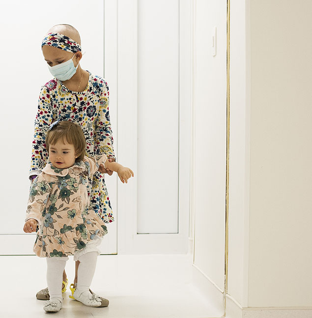 Maria Vitória, 6, e a irmã mais nova, Maria Clara, no Hospital Sírio-Libanês