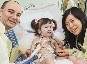 Hannah Warren, 2, com seu pai, Darryl, após cirurgia no Children's Hospital de Illinois, nos EUA, onde ela recebeu uma traqueia feita por cientistas