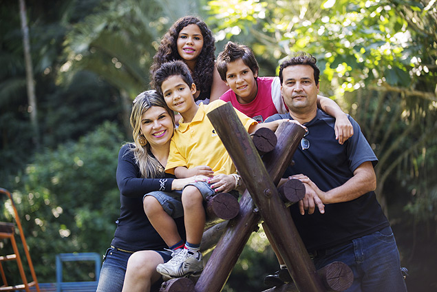 Luciana Marques e Jos Marcelo Monteiro com os filhos adotivos Kaio, 7, Thaiane, 12 e Alexandre, 14, no Parque da Cidade, no Rio de Janeiro