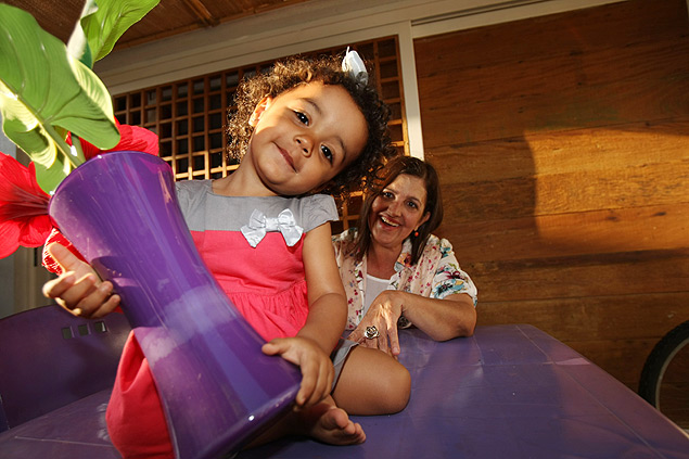 Manuela, um ano e oito meses, com a mãe, Renata, em sua casa em Ribeirão Preto