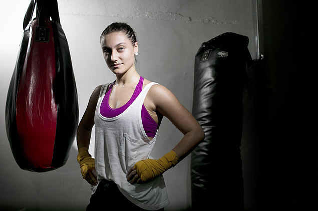 A estudante Ana Beatriz Campos, 24, que treina na Mavor MMA Gym, academia de So Paulo especializada em lutas