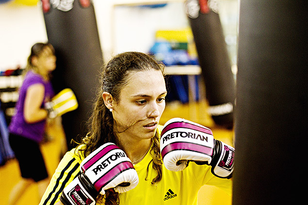 A publicitria Giovana Riggo,22,faz aulas de MMA na academia Competition, em So Paulo 