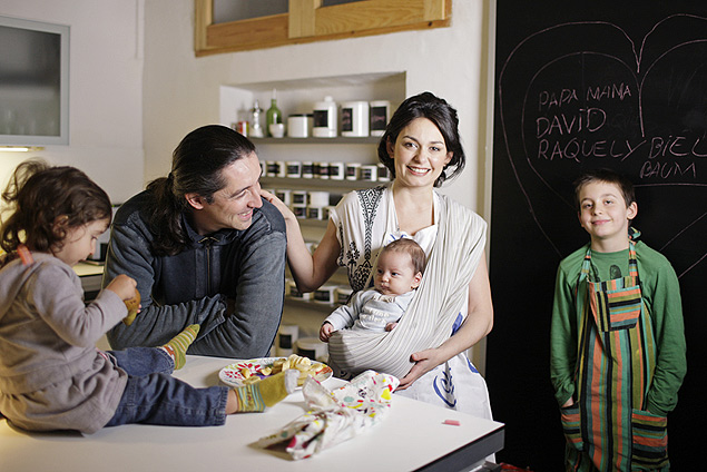 Sabrina Campos com o marido, Rafael Velasco Megas, e os filhos Raquel, David e Biel, em Barcelona, em 2012