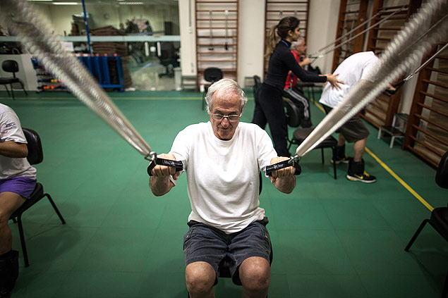 O aposentado Juan Gimenez Torres, 76, durante sessao de exericios do programa de atividade fisica e reabilitacao no Hospital Dante Pazzanese