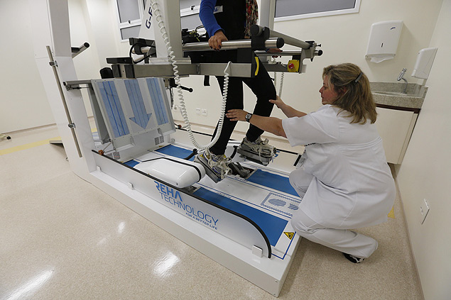 Profissional simula movimento do equipamento que faz marcha robtica com suspenso de peso corporal 