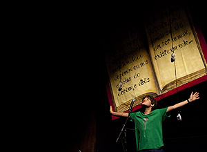 Wilker Vilela, 12, encena peça musical no teatro Dias Gomes, em SP
