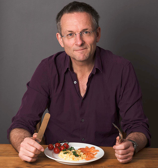 Michael Mosley, autor do livro "The Fast Diet", comendo um café da manhã de 300 calorias