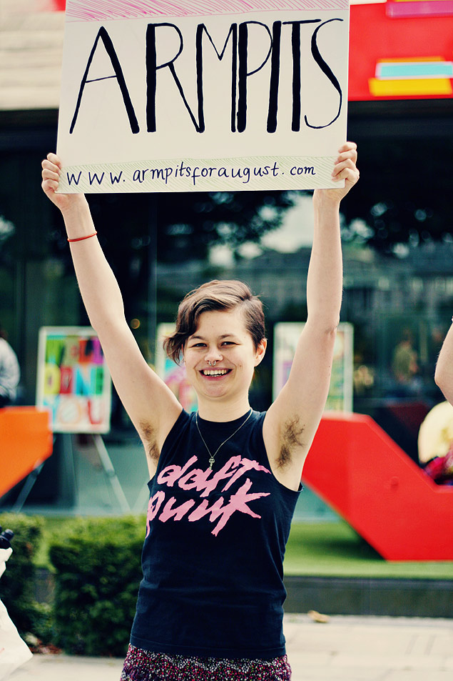 Ativista do grupo Armpits4August, em 2012, na Inglaterra 