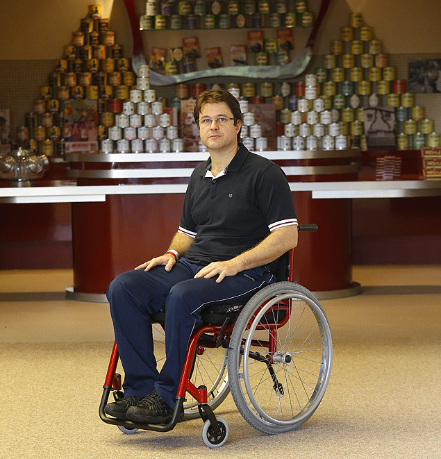 O dentista Jos Roberto Mendes, 45, testa a nova cadeira de rodas