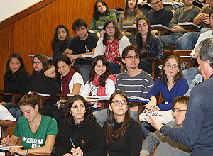 Estudantes do 4 ano da Faculdade de Medicina da Universidade de So Paulo em aula