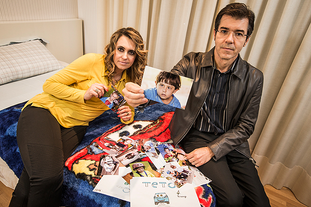 O empresário Waldir Beira Junior e a psicóloga Priscila Machado Beira no quarto do filho Francesco, que morreu aos 11 anos