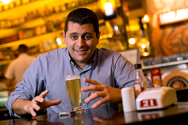 O diretor comercial Heber Galarce, 32, com o "copo off-line", no bar Salve Jorge, na Vila Madalena