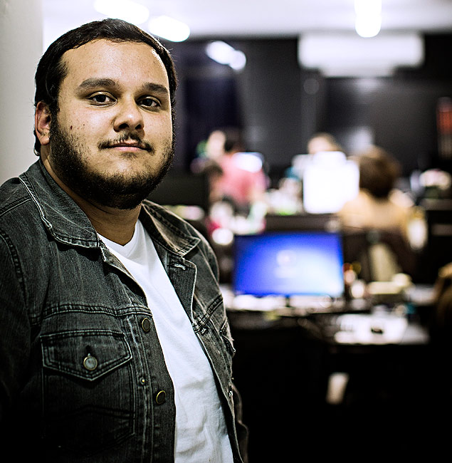 O publicitrio Danilo Oliveira, 23, em seu trabalho, em So Paulo