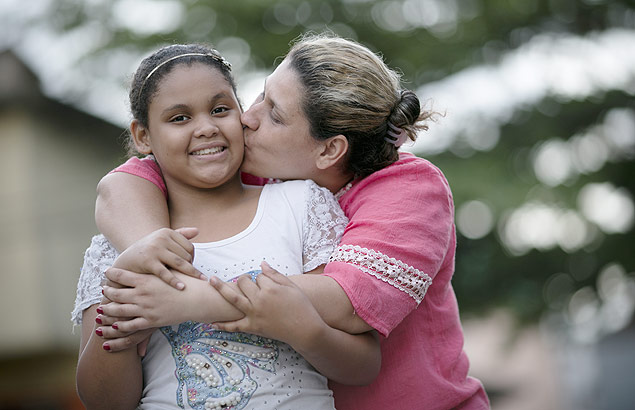Ktia Fonseca da Silva, 38, e sua filha, Valentina, 11, que foi diagnosticada com deficit de ateno