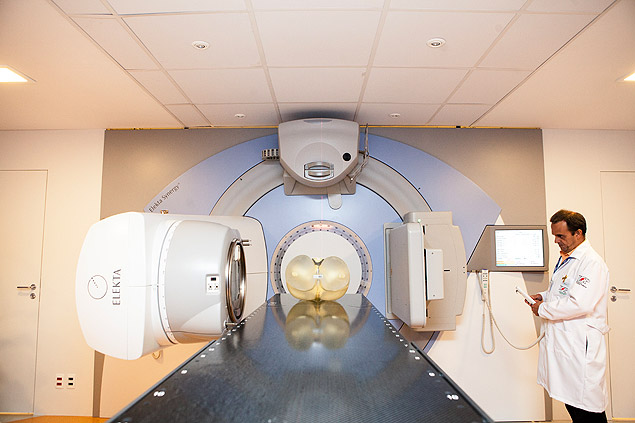 O tecnlogo Adriano Pereira testa novo equipamento de radioterapia com um molde