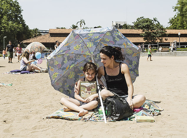 Vanessa Sheila Dias, 36, e a filha Anne, 8, no "SlowKids", no parque da Água Branca