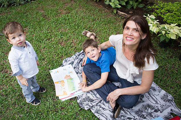 A professora de francês Corinne Alexandre e seus dois filhos, Lorenzo, 5, e Leonardo, 1 ano e 10 meses, em sua casa em São Paulo