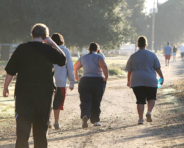 Pessoas obesas fazem caminhada em Wellspring Academy, na Califórnia (EUA