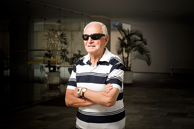 O aposentado Augusto Sonesso, 89, que vive s e utiliza servios de uma teleassistncia para idosos