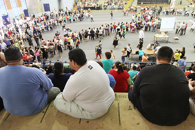 Pessoas na Unicamp aguardam para fazer cadastro para fazer cirurgia de redução do estômago