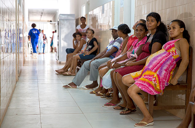 Pacientes aguardam atendimento em hospital público de Rosário (MA)