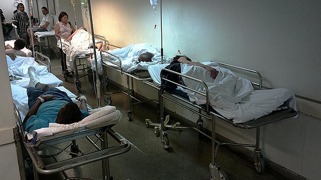 Pacientes internados esperam em macas no corredor por vaga em quarto no Hospital Tide Setubal, na zona leste de SP