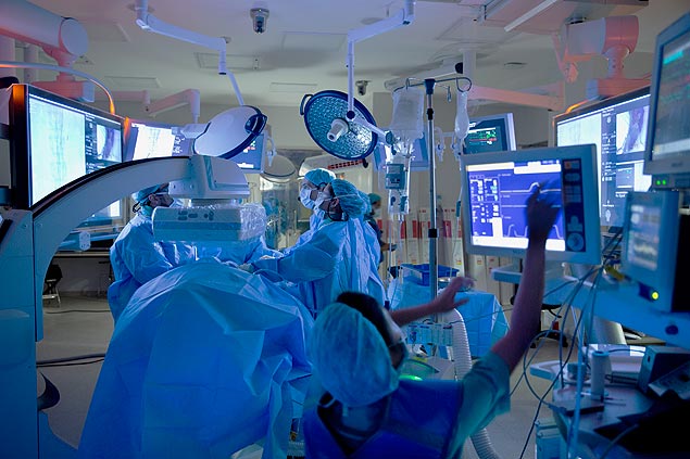 Cirurgia endovascular em um paciente do SUS na Sala Hbrida do Hospital Israelita Albert Einstein de SP
