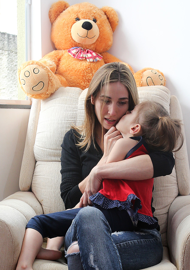Katiele Fischer com a filha Anny Fischer, que tem a sndrome rara CDKL5