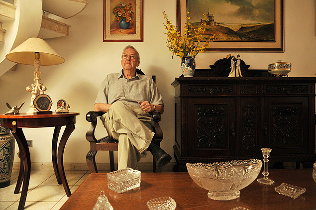 Herton Gloeden, 90, sofre de dores crnicas devido ao herpes zster, em sua casa, em So Paulo