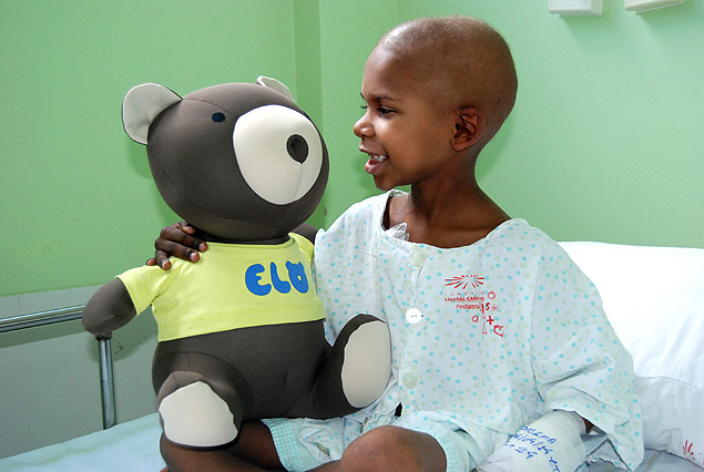 Elielson Ferreira Matos, 5, ouve mensagem em seu ursinho