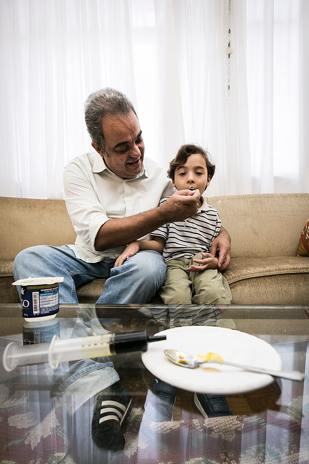 O médico Leandro Cruz Ramires Silva, 50, trata o filho Ben&#146;ício, 6, com pasta de canabidiol (CBD) misturada ao iogurte