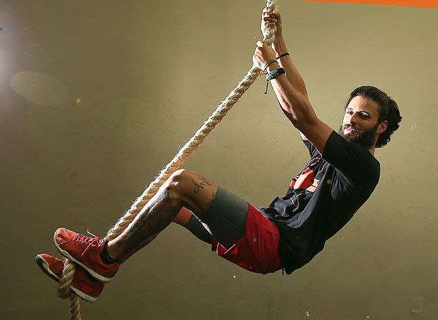 Bruno Nogueira, 28, treina CrossFit, modalidade que o ajudou a superar a ansiedade, em Braslia