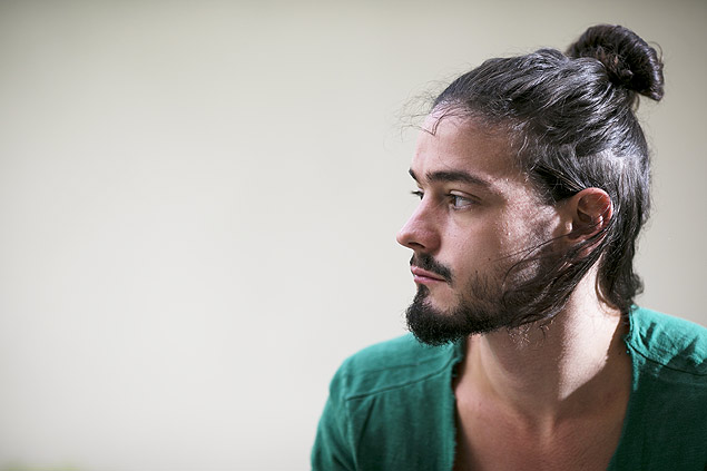 O bancario Guilherme Torcioni Nunes, 25; usa coque no dia-a-dia para prender os cabelos