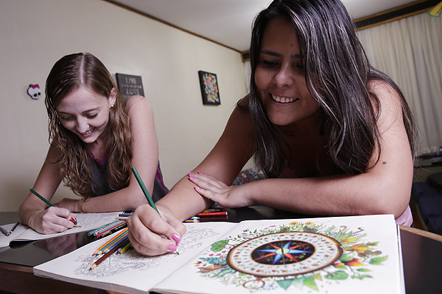 As amigas Fernanda Antunes, 26, e Elaine Lucas, 28, utilizam livros de colorir que compraram
