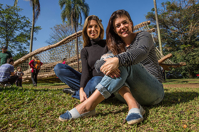 Gabriela Gomez, 37 (à esq.) e Thaís Vilarinho, 36, que criaram o blog "Mãe Fora da Caixa"