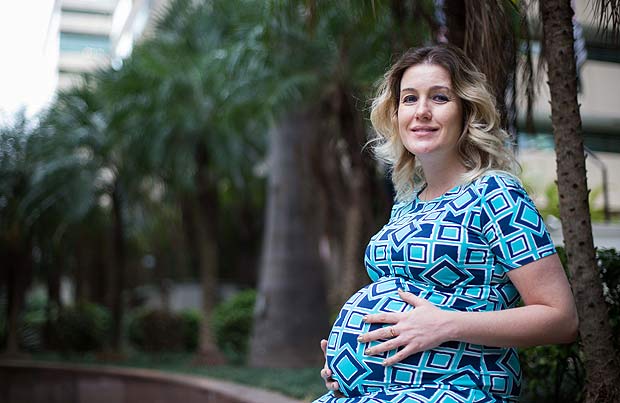 SAO PAULO - SP - 27.04.2016 - Retrato da medica Christiane Moraes que tomou vacinas feitas a partir do sangue do marido e conseguiu engravidar. O bebê nasce no proximo mes. (Foto: Danilo Verpa/Folhapress, COTIDIANO)
