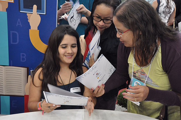 A estudante Julia Pinheiro, 16, que venceu concurso de redao, autografa livro