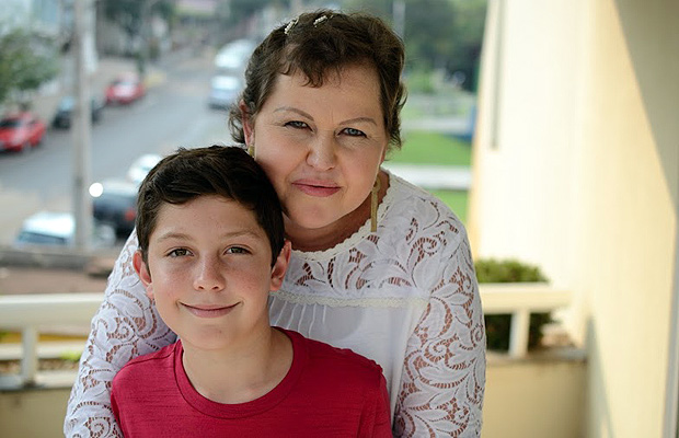 Edilene Aparecida Bolkart, aposentada por invalidez por causa do câncer, com o seu filho Victor, de 11 anos