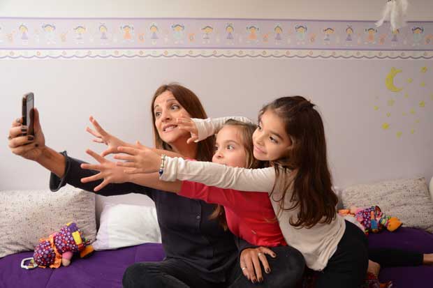 A publicitria Sandra Palazon, 51, com as filhas Luiza e Isabela, de 8 anos
