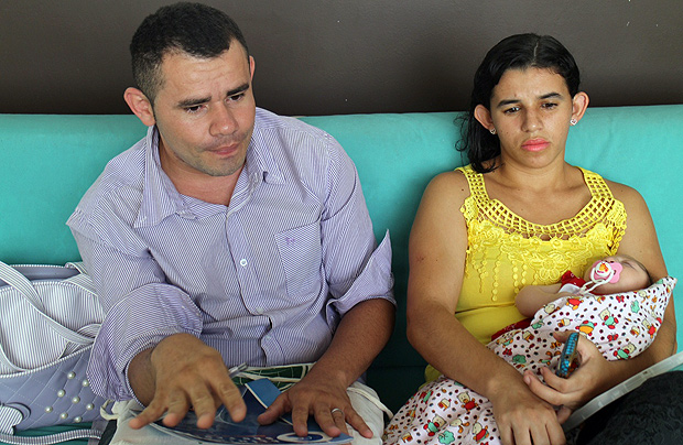 O casal Joselito e Maria Carolina com a filha Maria Gabriela, que tem microcefalia