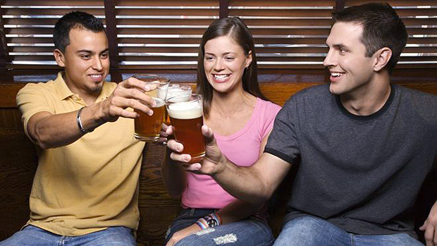 As pessoas que ingeriram bebida alcolica demonstraram mais desejo de estar na companhia de outras pessoas