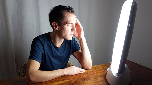 A terapia com luz emprega uma lmpada especial chamada caixa de luz, usada para simular a exposio  luz solar