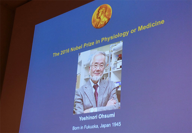 Telo mostra imagem do japons Yoshinori Ohsumi, que ganhou nesta segunda o Nobel de Medicina