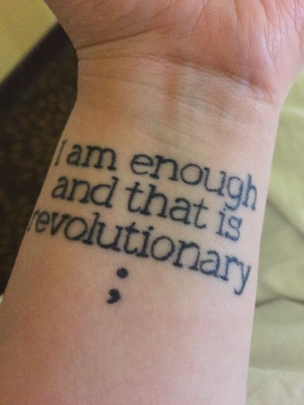 Tatuagem diz 'Eu sou suficiente e isso  revolucionrio', feita no projeto Ponto e vrgula, para sobreviventes de suicdio 