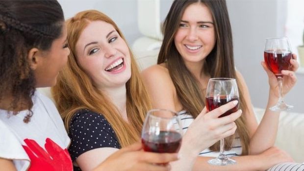 Mulheres estão expostas aos riscos do consumo de álcool quase no mesmo nível que os homens