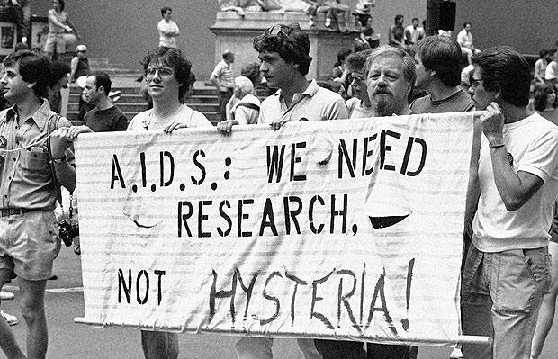 Grupo pede mais pesquisas sobre Aids em protesto na Quinta Avenida, em Nova York, em 1983